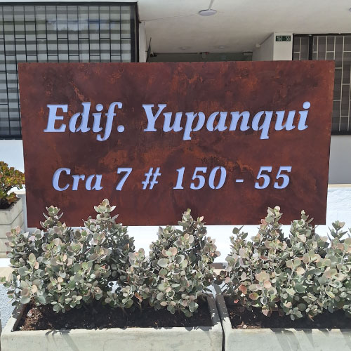 rótulo metálico con letras caladas (acero)