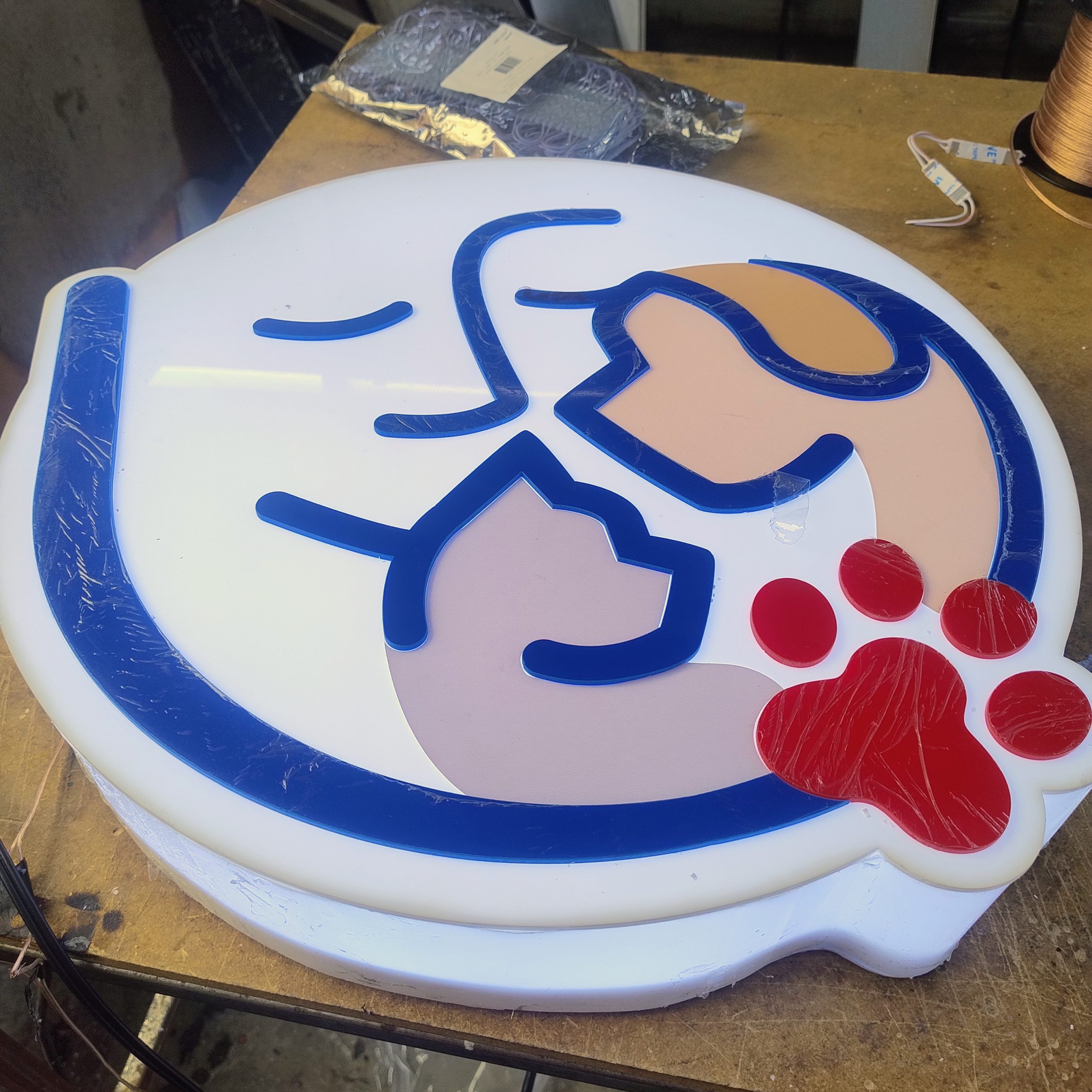 detalle de letras acrílicas 3D con borde pulido