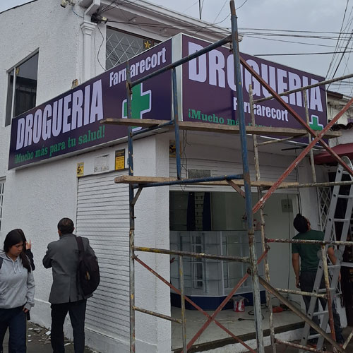 montaje de aviso luminoso en panaflex con andamio en fachada