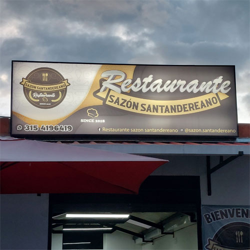 aviso caja de luz en panaflex instalado en fachada de restaurante