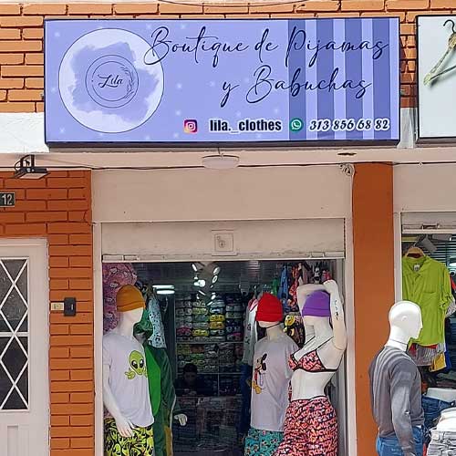 aviso publicitario tipo caja de luz en vitrina de boutique