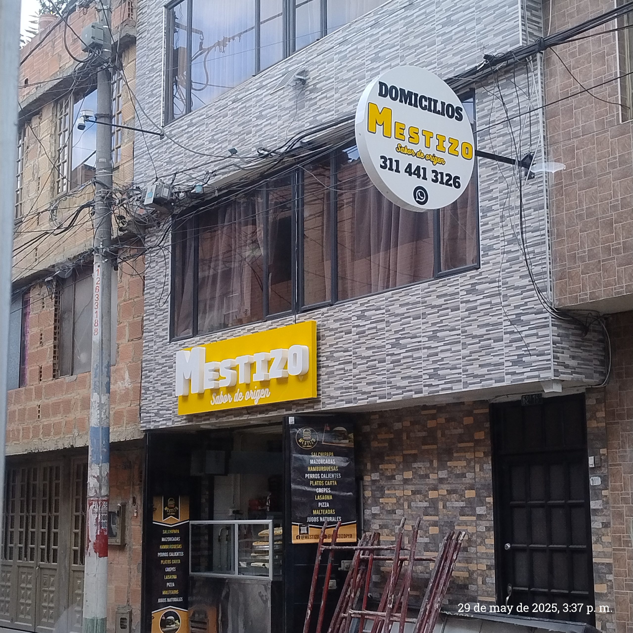 aviso en acrílico 3D y aviso colombina