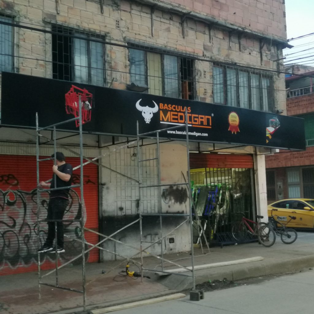 estructura de bastidor en aluminio para gran formato