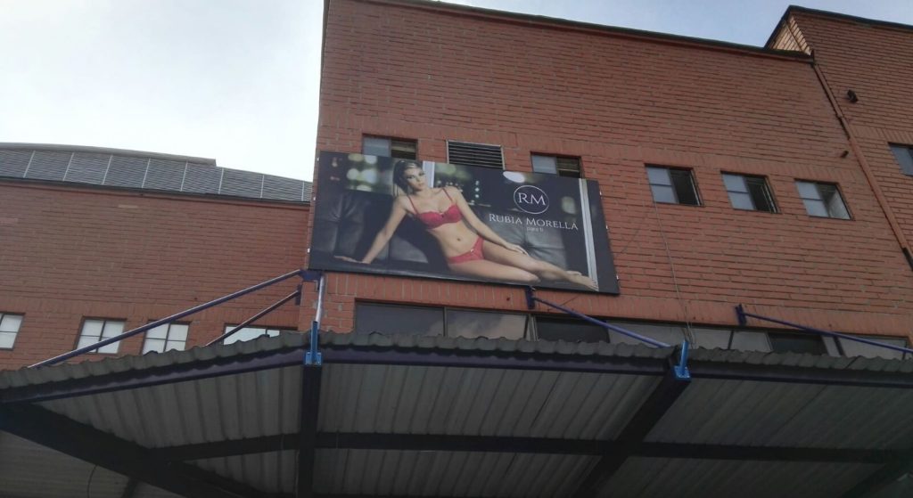 aviso bastidor con estructura metalica