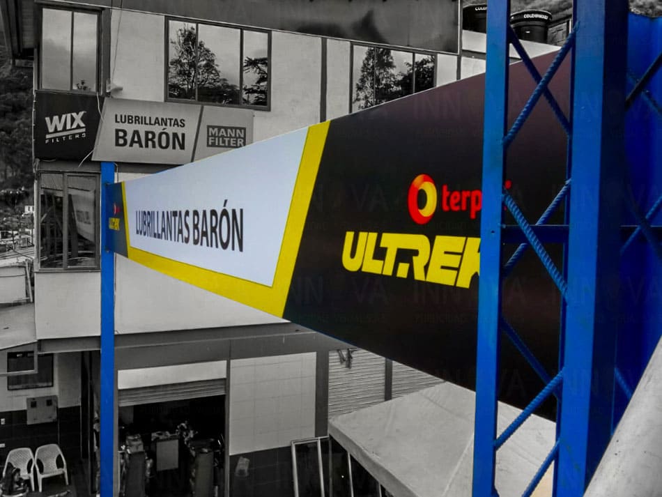 bastidor publicitario en fachada con lona frontlit tensada